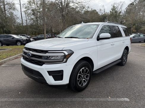 Used 2024 Ford Expedition XLT image 3