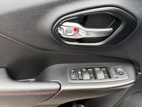 Used 2020 Jeep Cherokee Trailhawk AWD/4WD image 13