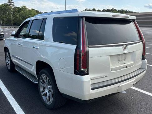 Used 2015 Cadillac Escalade Luxury RWD image 3