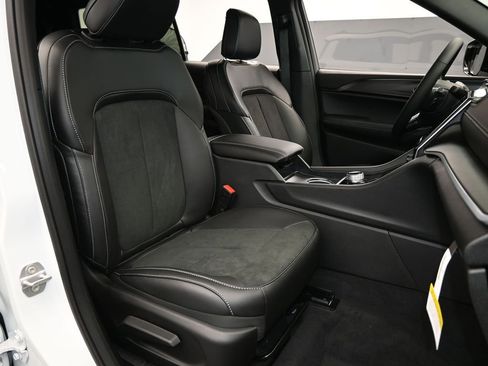 Used 2025 Jeep Grand Cherokee L Laredo image 35