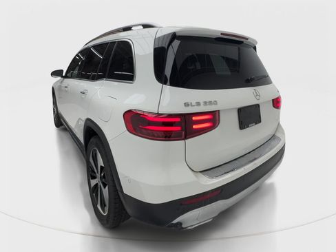 Used 2025 Mercedes-Benz GLB 250 4MATIC image 10
