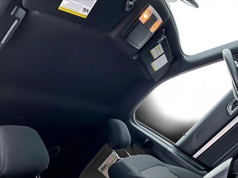 Used 2019 Ford Explorer XLT image 23