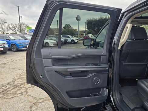 Used 2022 Ford Expedition XLT image 18