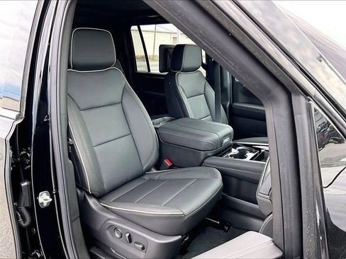 New 2026 Chevrolet Suburban Premier image 32