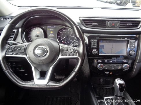 Used 2017 Nissan Rogue SV w/ SV Premium Package image 10