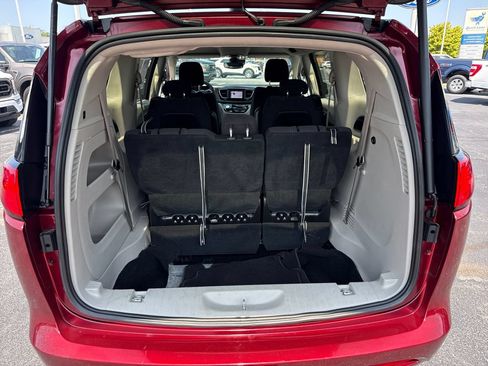 Used 2023 Chrysler Voyager LX FWD image 12