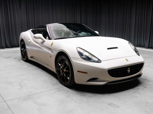 Used 2013 Ferrari California RWD image 2
