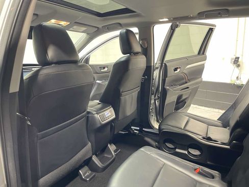 Used 2018 Toyota Highlander XLE FWD image 12