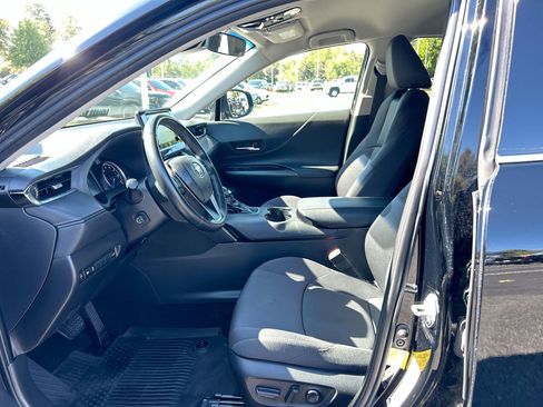 Used 2021 Toyota Venza LE image 16