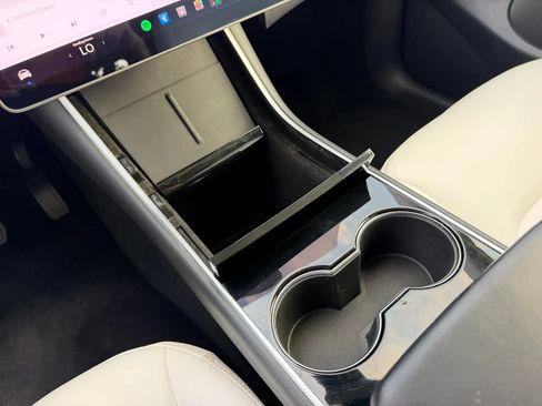 Used 2021 Tesla Model Y Long Range AWD/4WD image 24