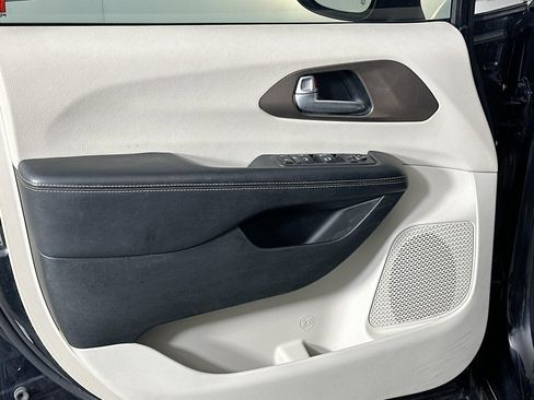 Used 2018 Chrysler Pacifica L image 15