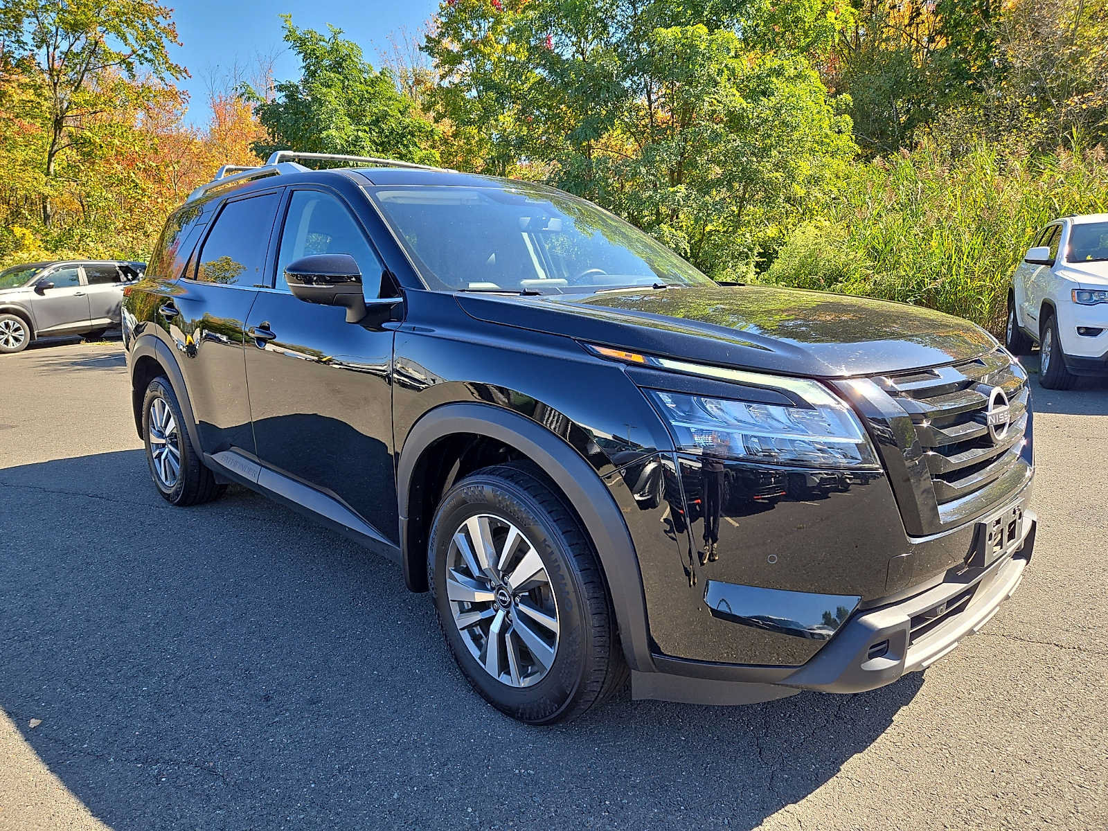 Used 2023 Nissan Pathfinder SL w/ Black Appearance Package AWD/4WD image 3