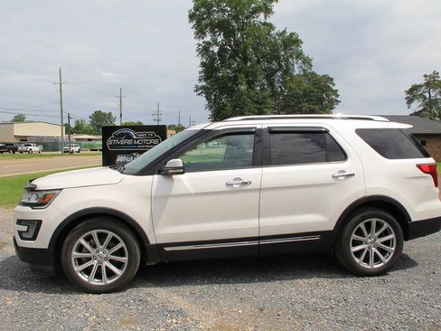 Used 2017 Ford Explorer Limited FWD image 2