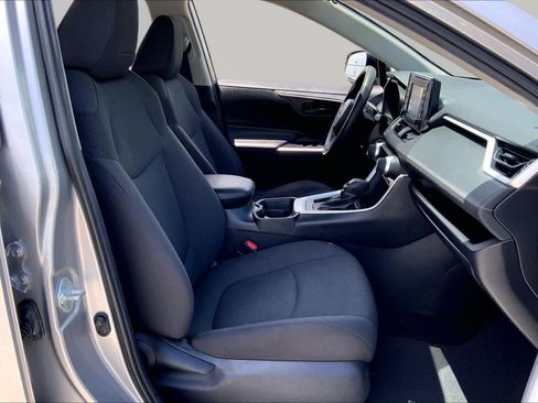 Used 2019 Toyota RAV4 LE FWD image 9