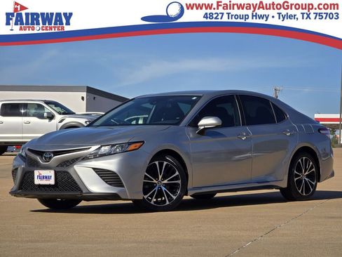 Used 2020 Toyota Camry SE image 1