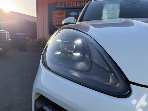 Used 2021 Porsche Cayenne AWD/4WD image 3