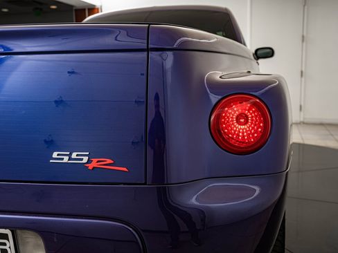 Used 2004 Chevrolet SSR w/ Preferred Equipment Group image 9