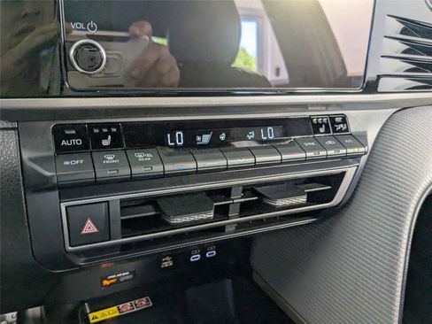 Used 2025 Toyota Camry SE w/ Convenience Package FWD image 22