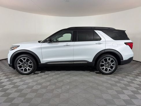 Used 2025 Ford Explorer Platinum w/ Ultimate Package AWD/4WD image 6