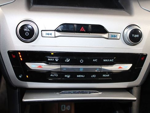 Used 2023 Ford Explorer XLT w/ Equipment Group 202A image 27