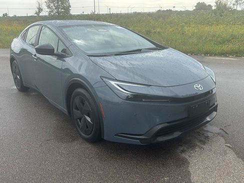 Used 2025 Toyota Prius LE FWD image 7