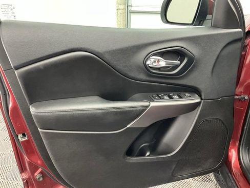 Used 2019 Jeep Cherokee Latitude Plus w/ Comfort/Convenience Group image 12