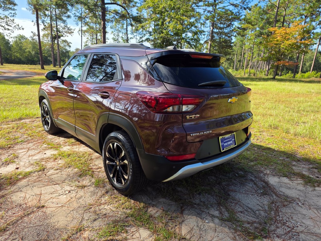 Used 2022 Chevrolet TrailBlazer LT w/ Convenience Package FWD image 3