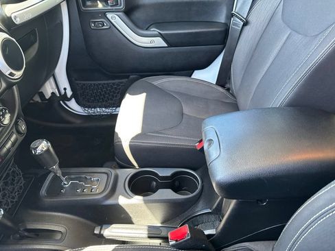 Used 2016 Jeep Wrangler Unlimited Rubicon w/ Connectivity Group AWD/4WD image 23