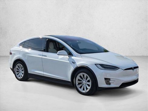 Used 2018 Tesla Model X 75D image 3