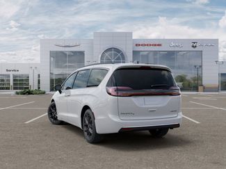 New 2025 Chrysler Pacifica Limited FWD video 3