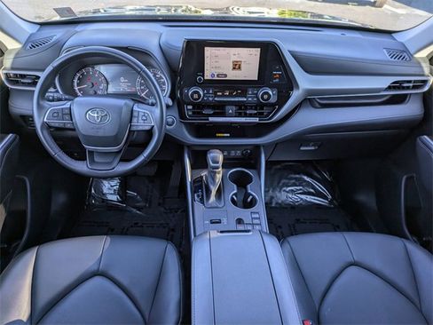 Used 2024 Toyota Highlander XLE image 16