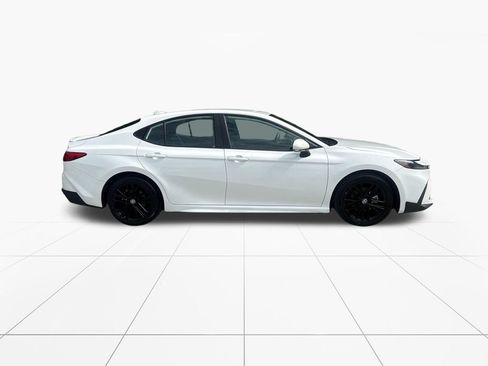 Used 2025 Toyota Camry SE FWD image 9