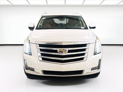 Used 2017 Cadillac Escalade Luxury image 2