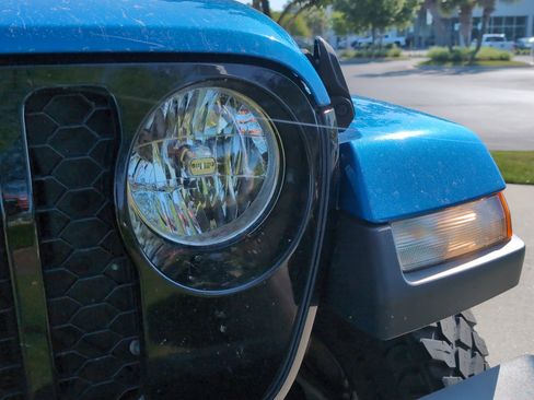 Used 2023 Jeep Gladiator Willys image 6