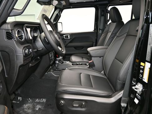 Used 2024 Jeep Gladiator Sport w/ Premium Package image 11