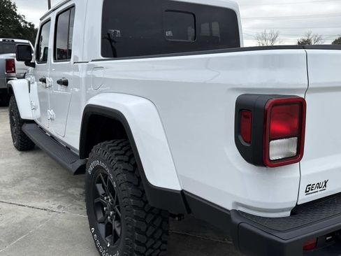 New 2025 Jeep Gladiator Sport image 9