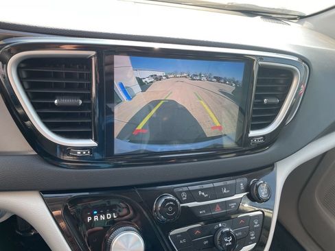 Used 2024 Chrysler Pacifica Touring-L FWD image 21
