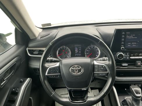 Used 2021 Toyota Highlander LE FWD image 12