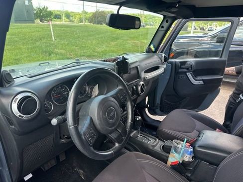 Used 2014 Jeep Wrangler Unlimited Sahara w/ Connectivity Group AWD/4WD image 8