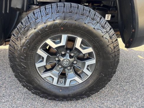 Used 2020 Toyota Tacoma TRD Off-Road w/ Technology Package image 17