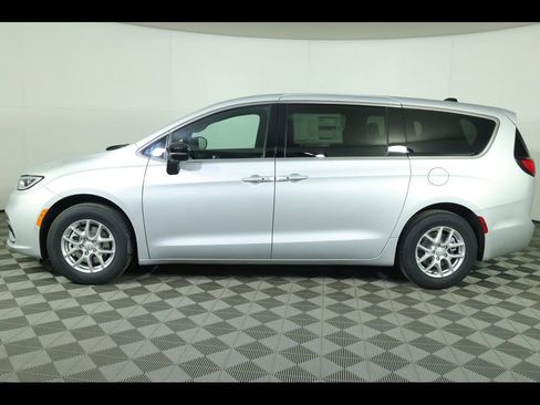 New 2026 Chrysler Pacifica Select image 10