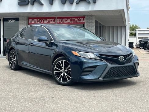 Used 2019 Toyota Camry SE FWD image 1
