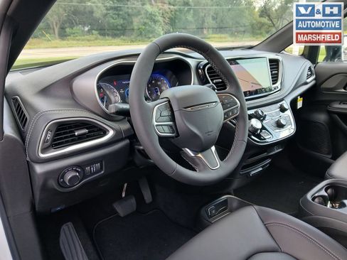 New 2027 Chrysler Pacifica Select w/ Family Tech Group AWD/4WD image 11
