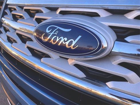 Used 2019 Ford Explorer XLT image 30