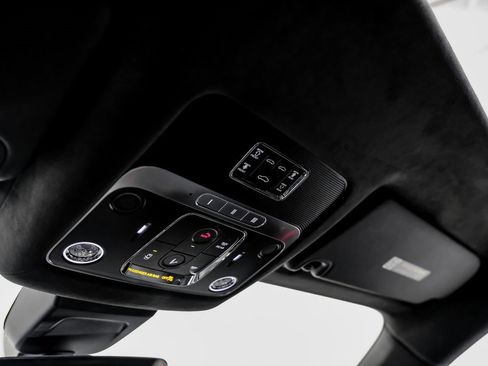 Used 2024 Bentley Flying Spur V8 image 21