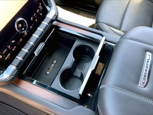 Used 2025 GMC Yukon Denali AWD/4WD image 17