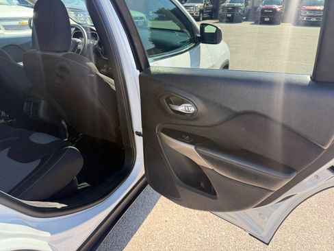 Used 2018 Jeep Cherokee Latitude AWD/4WD image 16