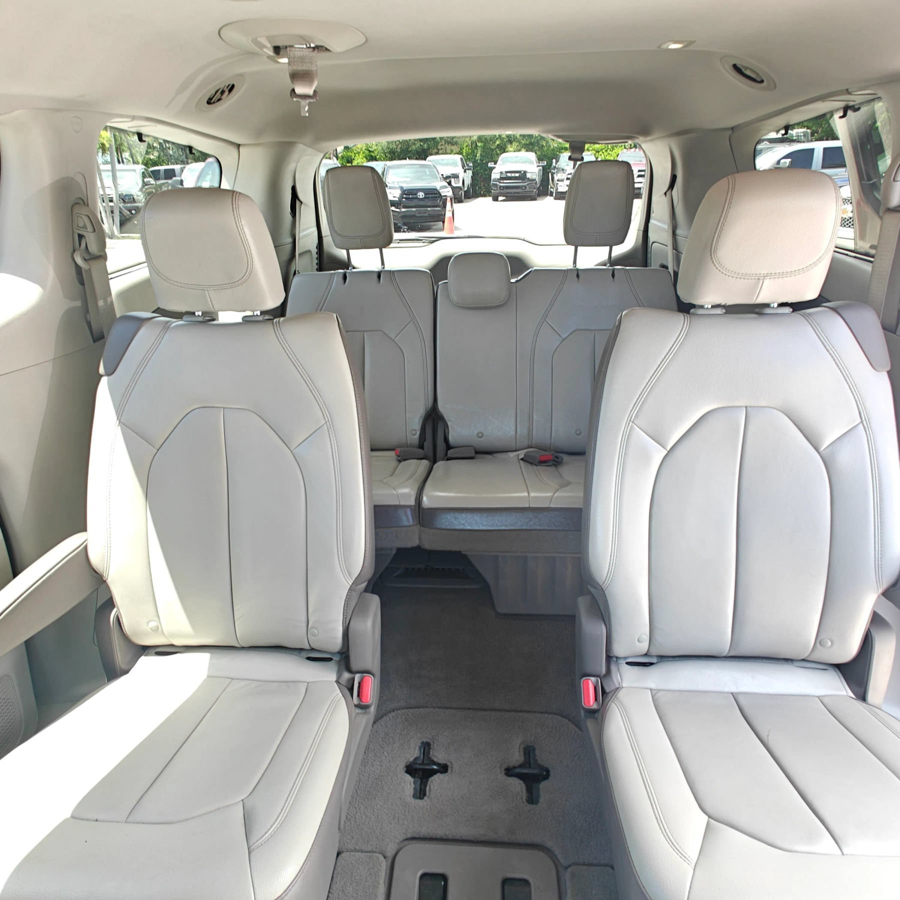 Used 2017 Chrysler Pacifica Touring-L FWD image 17