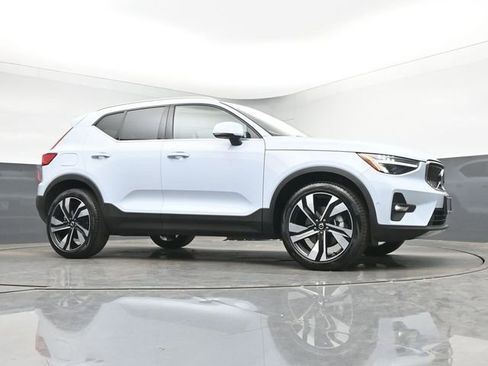 Used 2025 Volvo XC40 B5 Plus AWD/4WD image 35