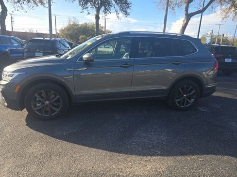 Used 2022 Volkswagen Tiguan SE image 3